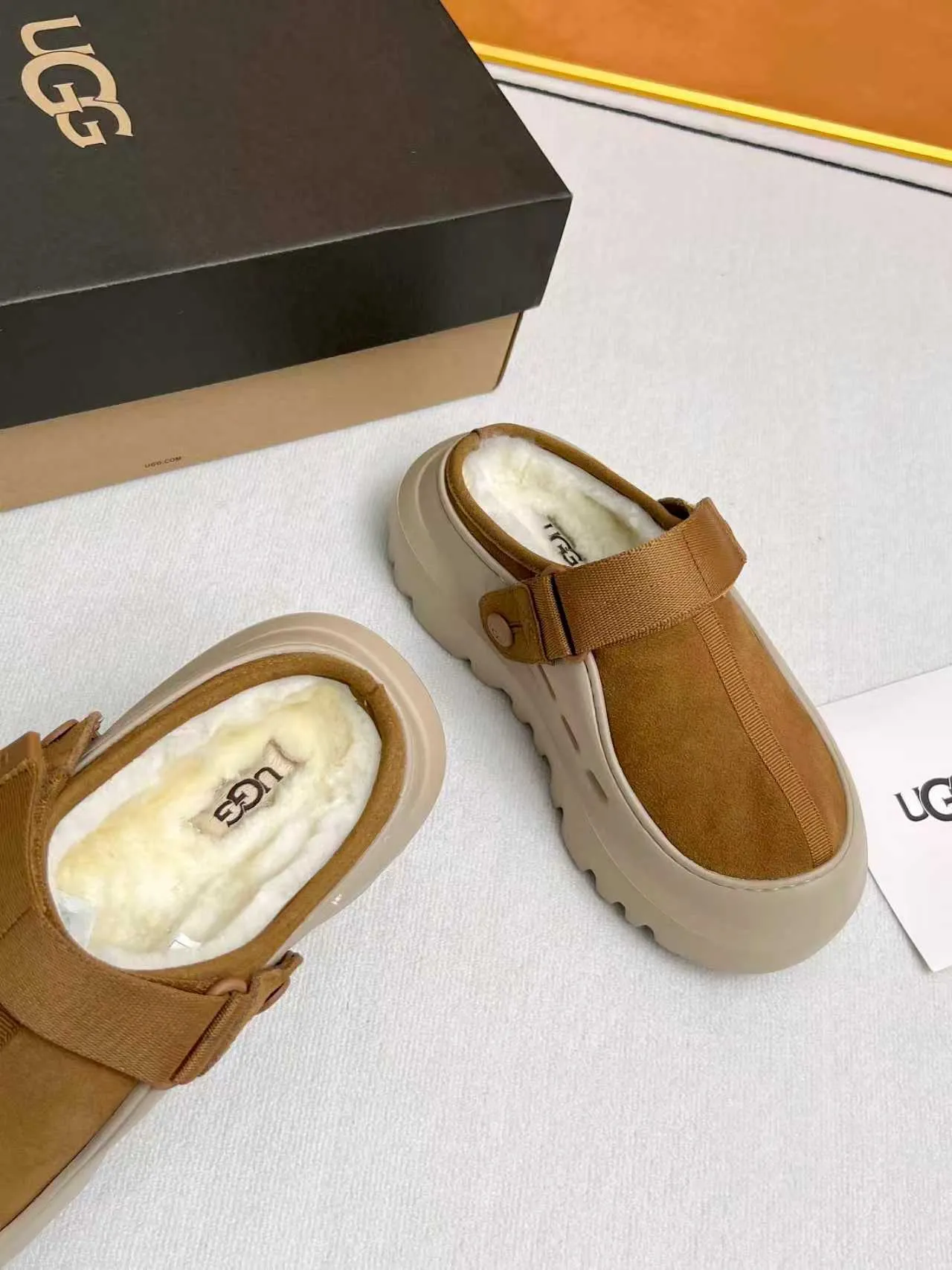 p500🐮🐮 (same style for men and women) UGG 2025 new small potato, half drag and one kick to unlock the relaxed feeling, lightweight and thin sole, always light and fashionable, casually stepping out of the new style, it feels very UGG, classic suede with soft wool lining insole, rubber foam outsole, hot stamped logo ✅Color: bright green, bright yellow, maroon, black ✅Number of codes: 35 to 45 (synchronized with the official website)